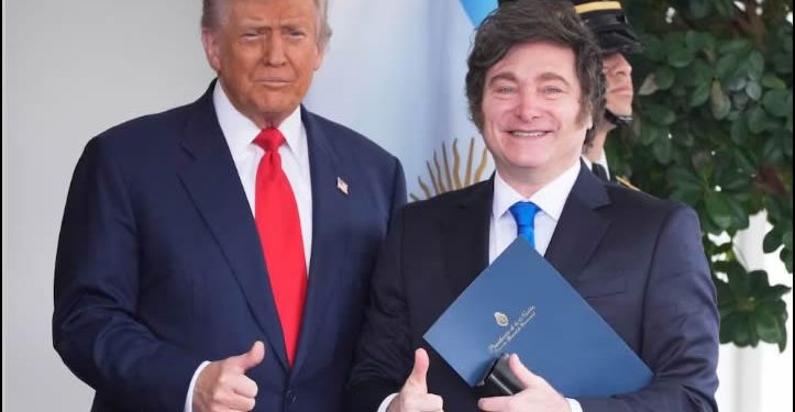 Jornadas laborales de 12 horas y pagos en especie; esta es la recién aprobada reforma laboral de Milei en Argentina