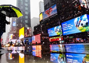 Nueva York declara el estado de emergencia ante la peor tormenta de nieve en una década