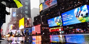 Nueva York declara el estado de emergencia ante la peor tormenta de nieve en una década