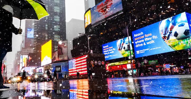 Nueva York declara el estado de emergencia ante la peor tormenta de nieve en una década