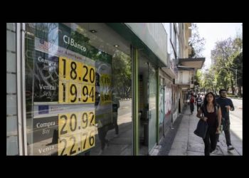 Peso pierde ante salida de capitales, según datos de Bloomberg