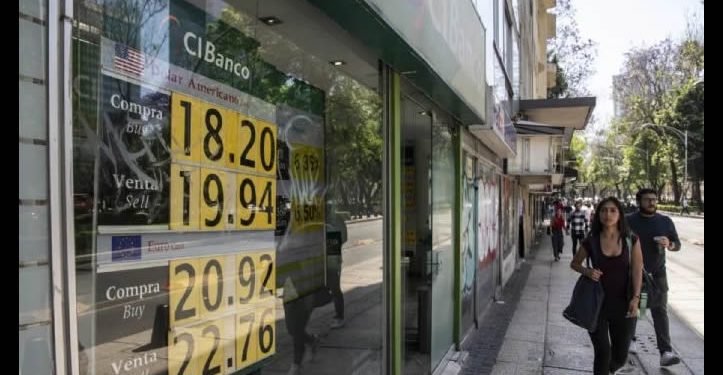 Peso pierde ante salida de capitales, según datos de Bloomberg