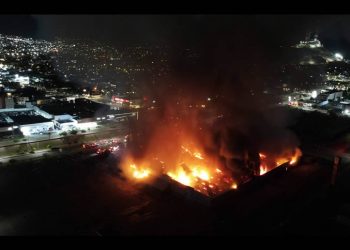 Devora incendio sucursal de Sam’s Club en el Vado del Río