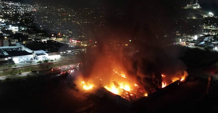 Devora incendio sucursal de Sam’s Club en el Vado del Río