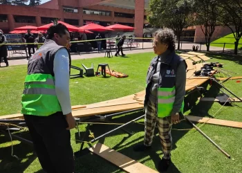 Se derrumba templete durante foto de generación en la Ibero; hay 28 lesionados