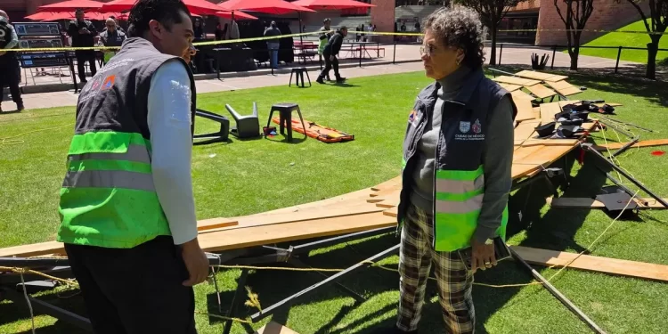 Se derrumba templete durante foto de generación en la Ibero; hay 28 lesionados