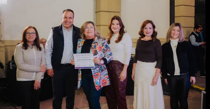 Reconocen Toño Astiazarán y Patty Ruibal a participantes de Una Mirada a la Discapacidad