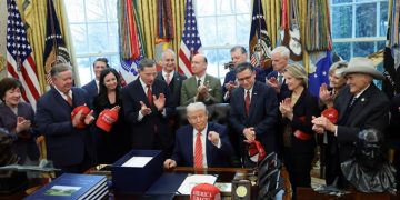 Trump firma ley para reabrir gobierno de Estados Unidos