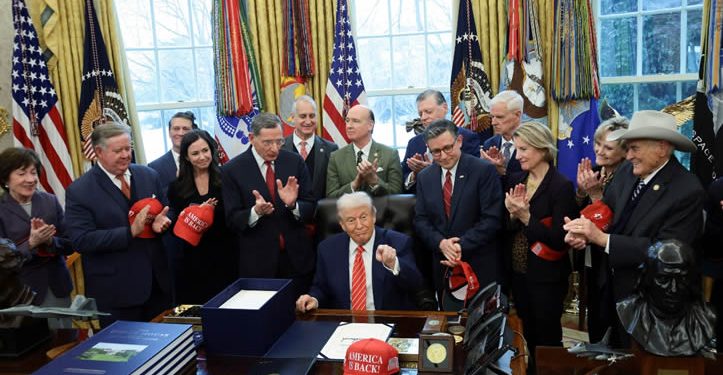 Trump firma ley para reabrir gobierno de Estados Unidos