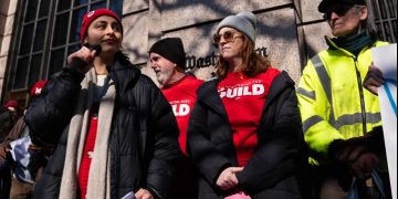 Centenares de personas protestan contra los despidos en el ‘Washington Post’