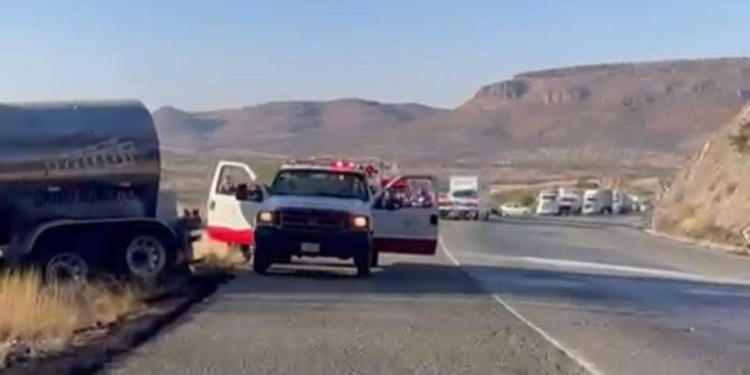 Vuelca tráiler con ganado en la carretera La Colorada–Hermosillo; emiten alerta por cierre parcial
