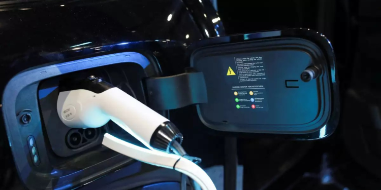 Tres años después de la “nacionalización” del litio, México sigue sin producir baterías para autos eléctricos