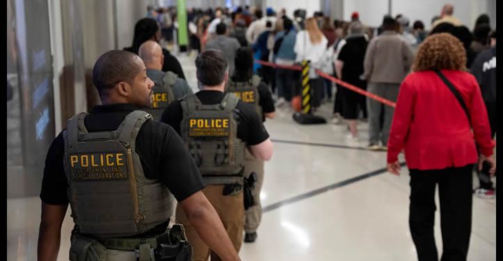 El ICE se despliega por más de una docena de aeropuertos en medio del cierre del Departamento de Seguridad Nacional