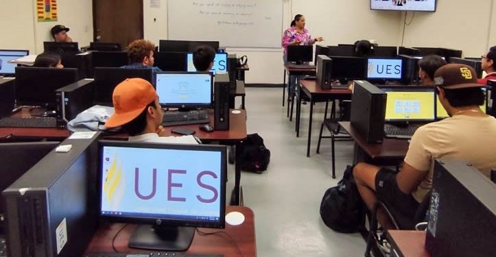 Impulsa UES certificación internacional de inglés