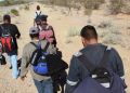 Rescatan a migrantes que fueron abandonados por traficantes en el desierto de Arizona