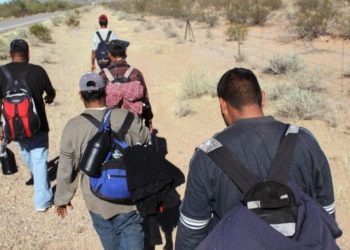 Rescatan a migrantes que fueron abandonados por traficantes en el desierto de Arizona