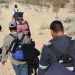 Rescatan a migrantes que fueron abandonados por traficantes en el desierto de Arizona