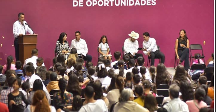 Educación en Cajeme: Entregan más de 4 mil becas a estudiantes de primaria