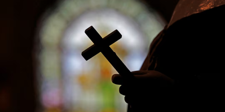 Arquidiócesis de Hermosillo llama la atención a presbítero tras bendecir a pareja del mismo sexo; ofrece disculpa pública