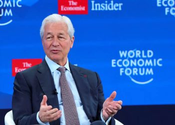 El CEO del banco más grande del mundo usa IA a máxima velocidad y admite que puede destruir empleos y generar disturbios civiles