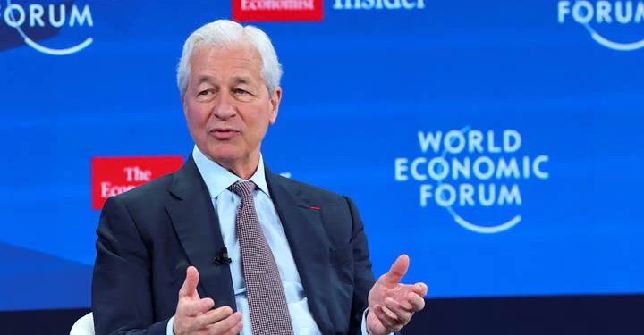 El CEO del banco más grande del mundo usa IA a máxima velocidad y admite que puede destruir empleos y generar disturbios civiles