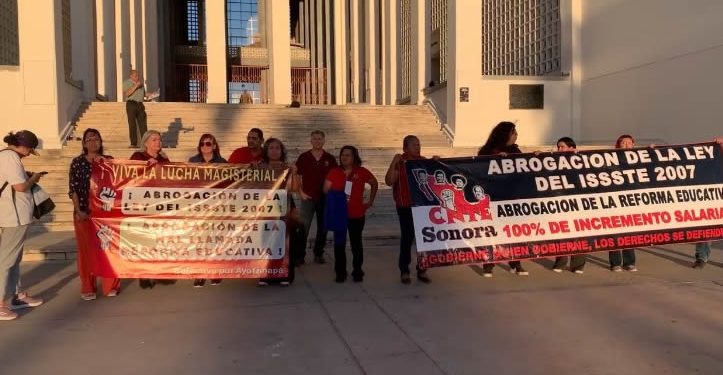Se manifiestas docentes de la CNTE en Hermosillo en apoyo a la manifestación nacional que se realiza en el Zócalo