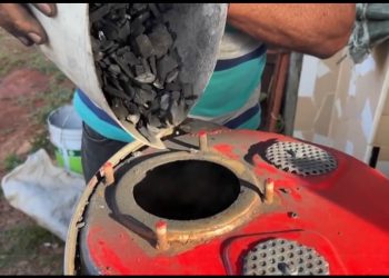 Los cubanos usan carbón vegetal como combustible para los automóviles ante la falta de petróleo