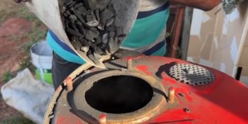 Los cubanos usan carbón vegetal como combustible para los automóviles ante la falta de petróleo