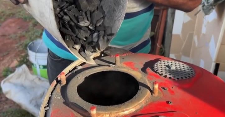 Los cubanos usan carbón vegetal como combustible para los automóviles ante la falta de petróleo