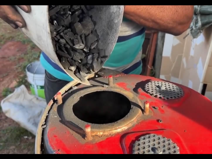 Los cubanos usan carbón vegetal como combustible para los automóviles ante la falta de petróleo