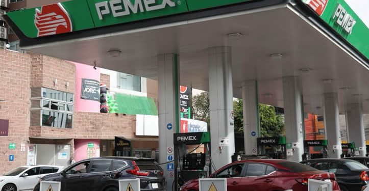 Magna se mantendrá en máximo 24 pesos; Sheinbaum y gasolineros renuevan acuerdo
