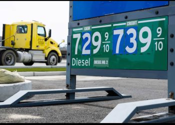 El precio del galón de gasolina en Estados Unidos supera los cuatro dólares por primera vez desde 2022 y desata las críticas a Trump