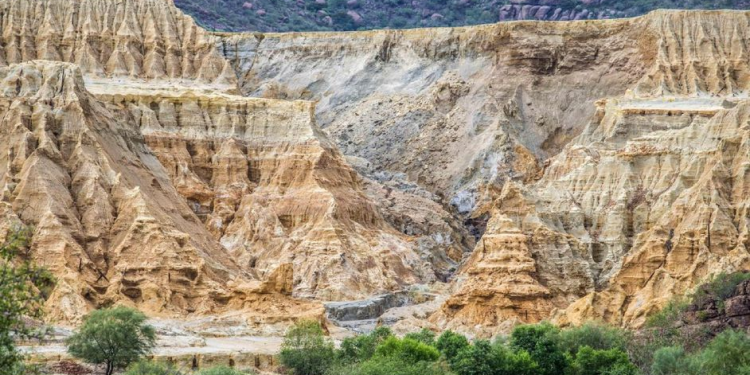 De los campos de tierra eterna a la tecnología del futuro, Minerales críticos