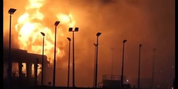 Irán sigue atacando al mercado del petróleo para afectar a la economía global: ardieron dos buques en Irak y un depósito en Bahrein