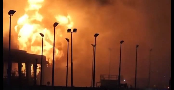 Irán sigue atacando al mercado del petróleo para afectar a la economía global: ardieron dos buques en Irak y un depósito en Bahrein