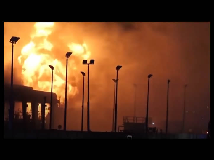 Irán sigue atacando al mercado del petróleo para afectar a la economía global: ardieron dos buques en Irak y un depósito en Bahrein