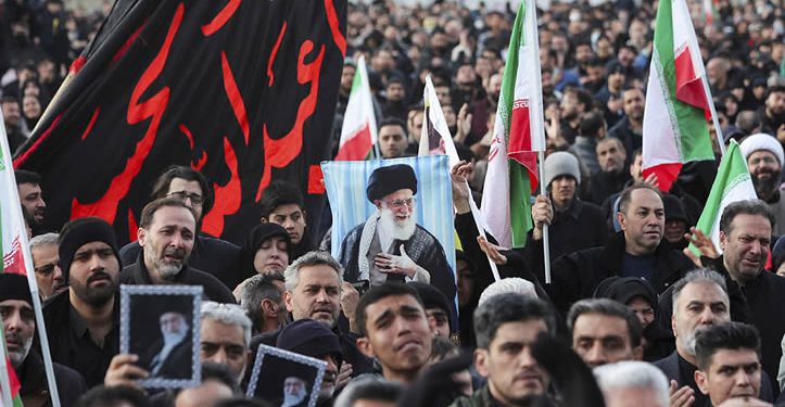 Israel amenaza con matar al sucesor de Jameneí; Irán suspende acto luctuoso