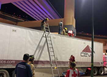 Joven sobrevive tras lanzarse de distribuidor en Hermosillo; cae sobre tráiler y evitan tragedia