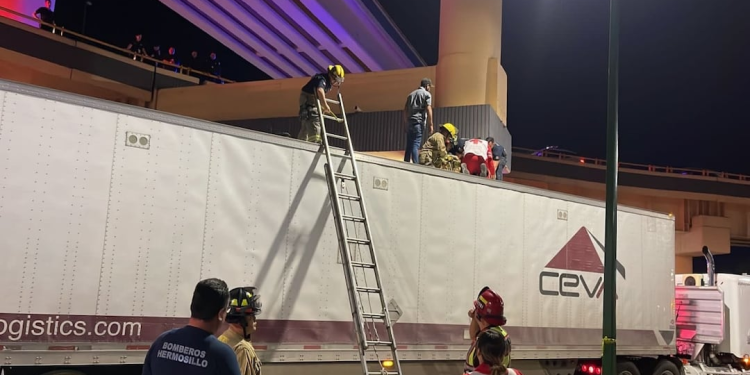 Joven sobrevive tras lanzarse de distribuidor en Hermosillo; cae sobre tráiler y evitan tragedia
