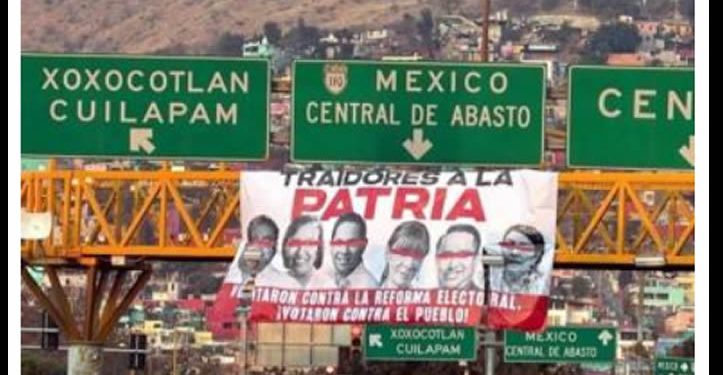 Exhiben en lonas a diputados federales petistas que votaron contra la reforma electoral