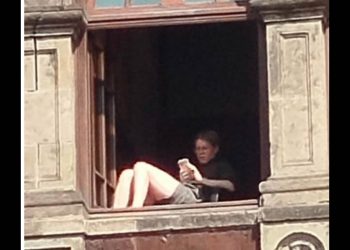 Sheinbaum admite que mujer sí tomó el sol desde ventana de Palacio Nacional; ya fue sancionada