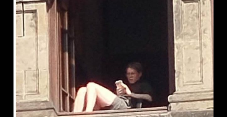 Sheinbaum admite que mujer sí tomó el sol desde ventana de Palacio Nacional; ya fue sancionada