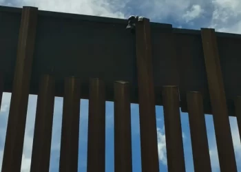 Mexicanos construyen el Muro Negro en la frontera entre EU y Chihuahua