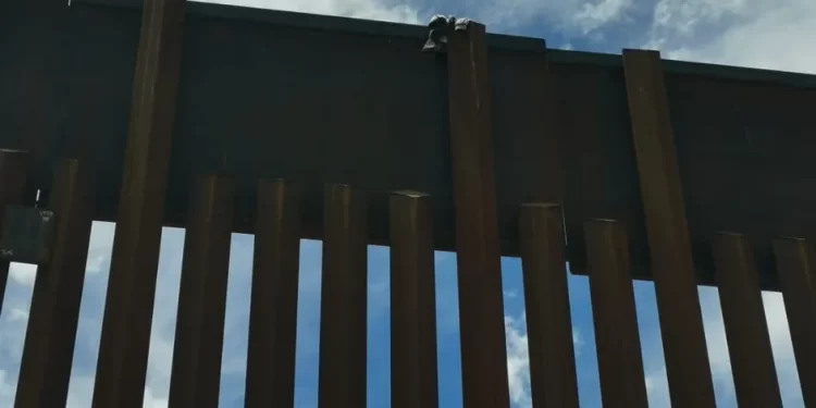 Mexicanos construyen el Muro Negro en la frontera entre EU y Chihuahua