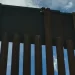 Mexicanos construyen el Muro Negro en la frontera entre EU y Chihuahua