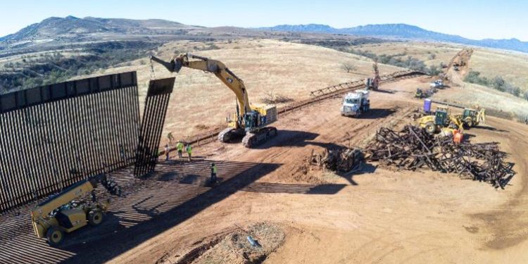 Muestra CBP nueva sección de muro en la frontera con Sonora