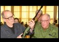 Silvio Rodríguez recibe el fusil AKM que pidió para defender a Cuba si “se lanza” Estados Unidos