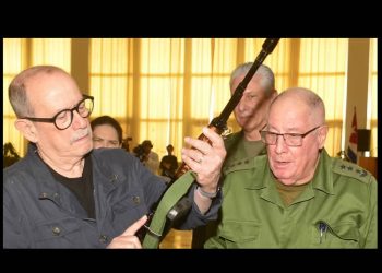 Silvio Rodríguez recibe el fusil AKM que pidió para defender a Cuba si “se lanza” Estados Unidos