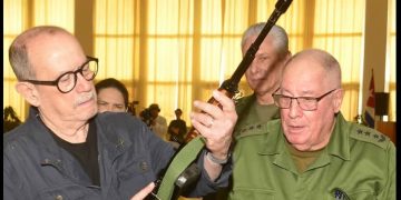 Silvio Rodríguez recibe el fusil AKM que pidió para defender a Cuba si “se lanza” Estados Unidos