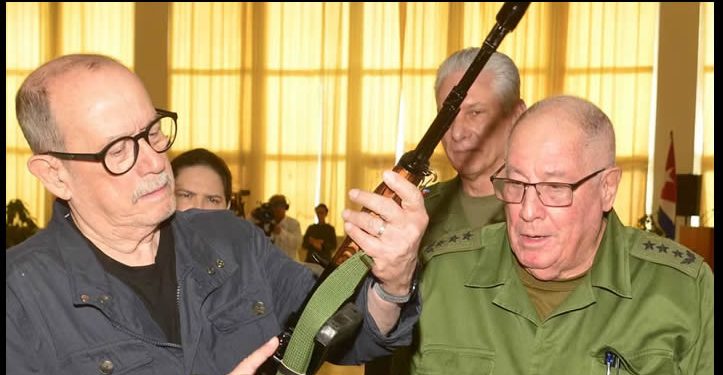Silvio Rodríguez recibe el fusil AKM que pidió para defender a Cuba si “se lanza” Estados Unidos